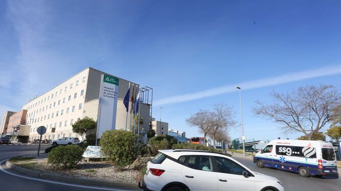 Circulación de vehículos y ambulancias en las instalaciones del hospital de Jerez.