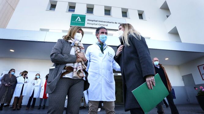 Isabel Paredes, Miguel Ángel Ortiz y Ana Mestre, este martes en la entrada principal del hospital de Jerez.
