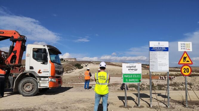 Obras de construcción del parque eólico El Barroso en el viñedo histórico de Jerez.