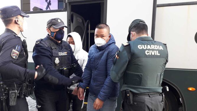 Dos acusados salen del furgón policial para acceder al Palacio de Justicia de Cádiz.