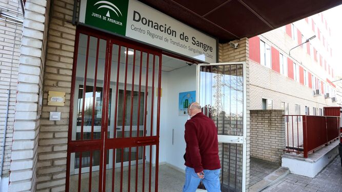 Miguel Ángel Barbero accede al Centro Regional de Transfusiones Sanguíneas, ubicado en el  Hospital de Jerez.