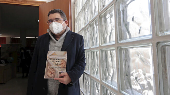 Fernando López Vargas-Machuca posa con su libro junto al museo del IES Coloma.