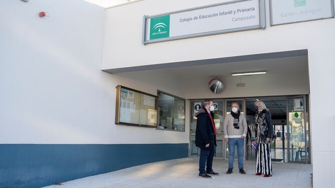 La concejala de Educación, María José Foncubierta, en el colegio de Camposoto, una de las visitas a los centros de la localidad que ha llevado a cabo en estos días.