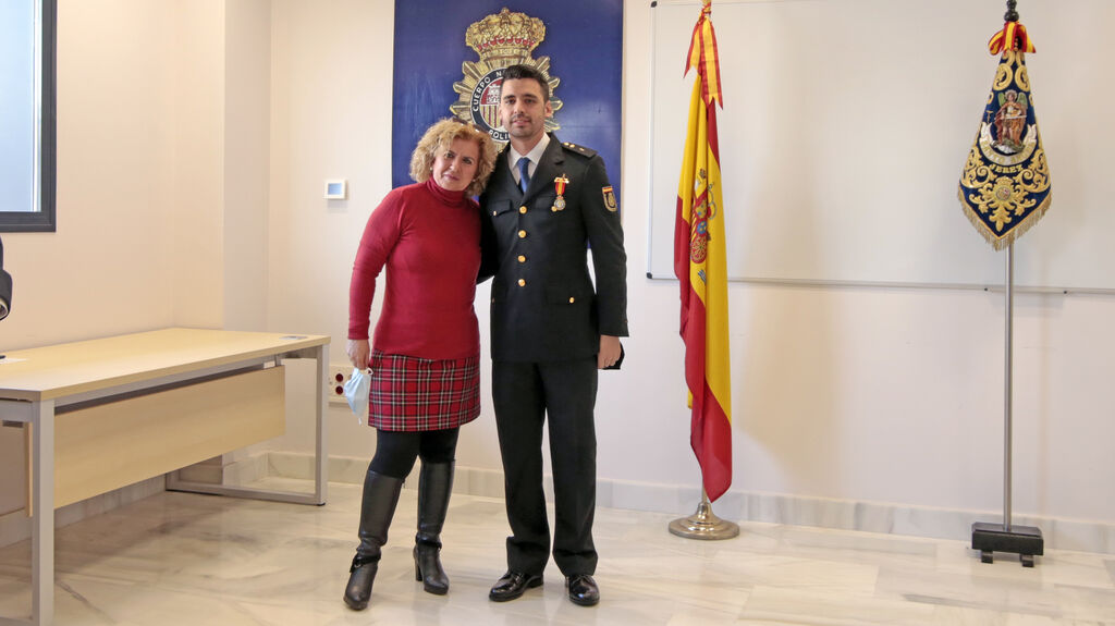 Medallas de la Asociaci&oacute;n Santo &Aacute;ngel de Polic&iacute;a en la Comisar&iacute;a de Jerez.