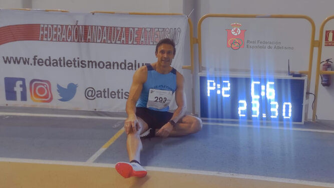 Alfonso Lozano, junto al cronómetro con su récord de España en 200 lisos M-50.