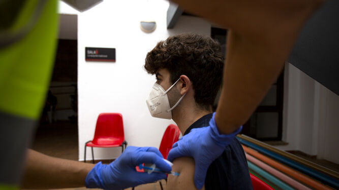 Un adolescente se vacuna contra el coronavirus.