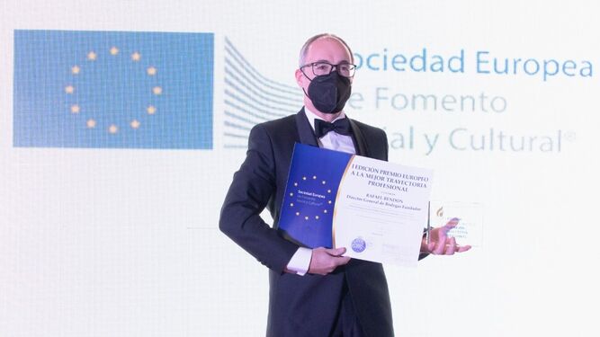 Rafael Rendón, director general de Bodegas Fundador, recogiendo el Premio Europeo a la Mejor Trayectoria Profesional 2022.