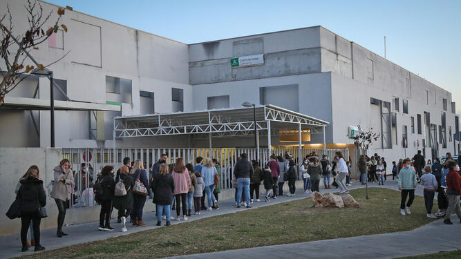 Colas en el inicio de la campaña de vacunación infantil en Jerez el pasado mes de diciembre.