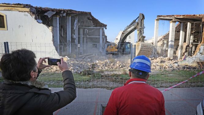 Demolición de una de las antiguas bodegas de Zoilo Ruiz Mateos SL.
