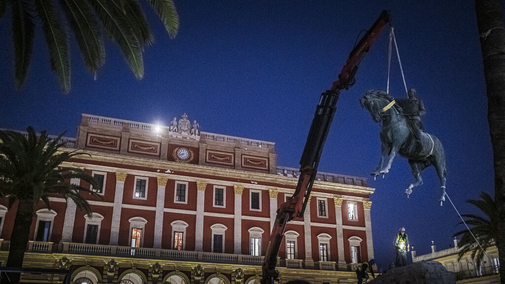 Retirada la estatua del general Varela de la plaza del Rey en San Fernando