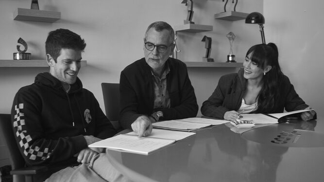Aitana Ocaña y Miguel Bernardeau flanquean al director Eduard Cortés en la lectura del guion de 'La Última'