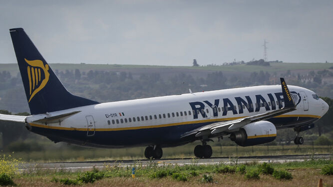Un avión de Ryanair en el Aeropuerto de Jerez.