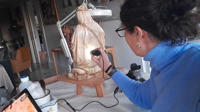 Un momento del proceso de restauración de la Virgen de la Consolación, en la parte del estudio con microfotografía.