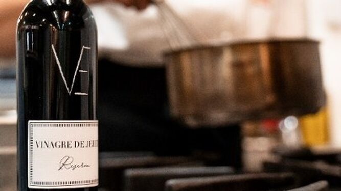 Botella de Vinagre de Jerez empleado como ingrediente en la elaboración de un plato.