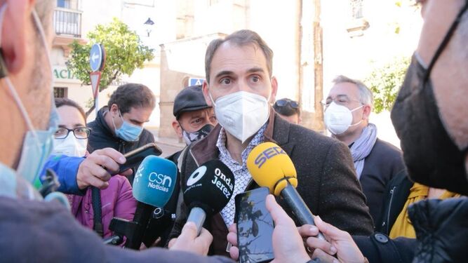 El coordinador andaluz de Unidas Podemos atiende a los medios tras la reunión con los afectados del parque eólico.