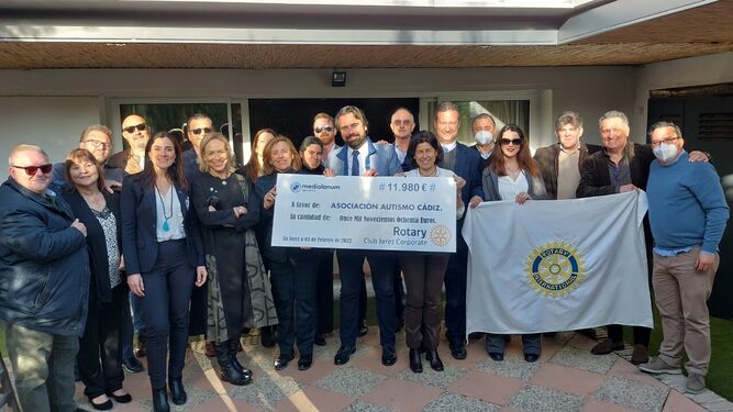 Entrega del choque del Rotary Club Jerez Corporate a Autismo Cádiz.
