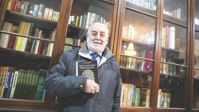 Juan Félix Bellido, con un ejemplar de su libro 'Rostros de Al-Andalus'.