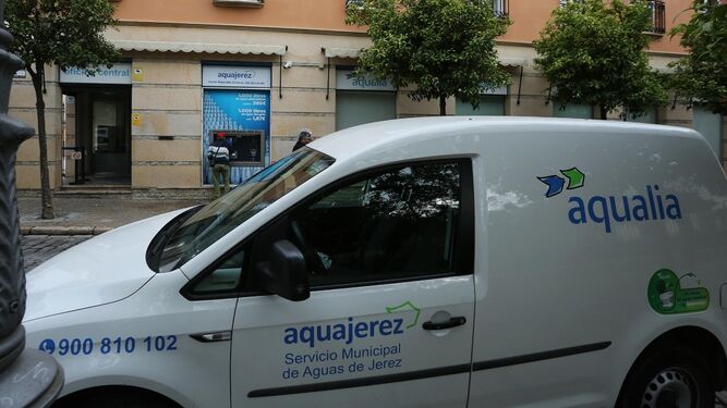 Una furgoneta de Aquajerez aparcada junto a las oficinas de la empresa en la plaza Monti.