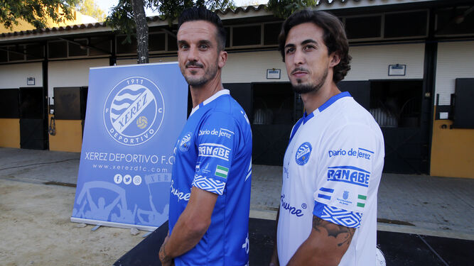 Bello y Marcelo posan en la Yeguada de la Cartuja Hierro del Bocado con las equipaciones de esta temporada.