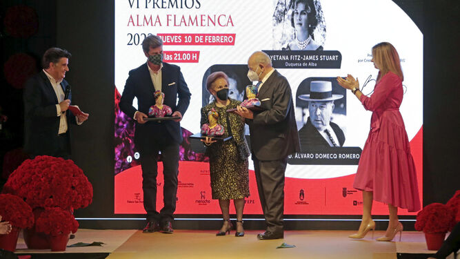 Cayetano Martínez de Irujo, Angelita Gómez y Álvaro Domecq, con los premios recibidos