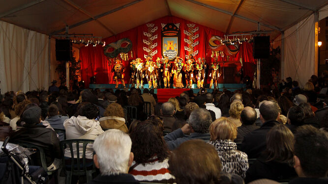 Actuación de la chirigota de ‘El Love’ en la carpa del Carnaval de la Alameda, en una pasada edición de las fiestas.