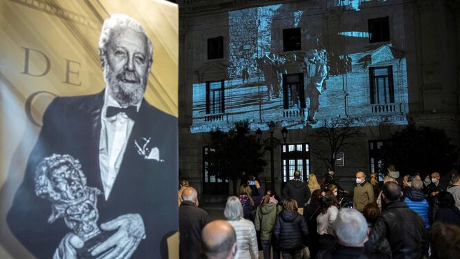 La fachada del Ayuntamiento de Valencia proyectaba ayer imágenes de homenaje a Luis García Berlanga.
