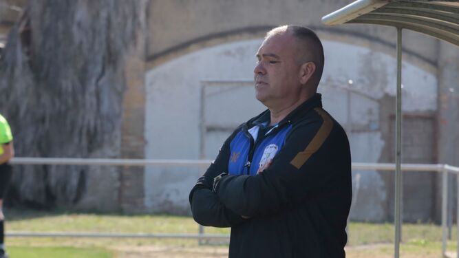Javi Rivas, entrenador del Jerez Industrial, pensativo en la banda.