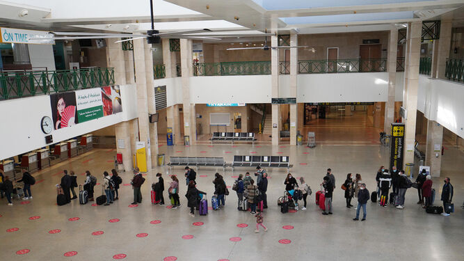 Pasajeros esperando a facturar en la terminal del Aeropuerto de Jerez.