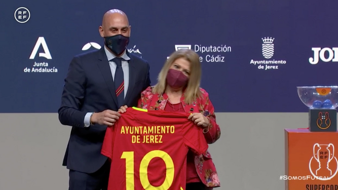 Mamen Sánchez ha recibido de manos de Luis Rubiales una camiseta de la selección.
