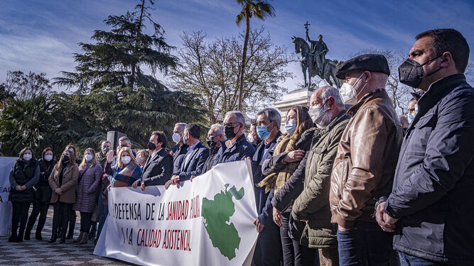Concentración en defensa de la sanidad pública con varios alcaldes de partidos de izquierda, entre ellos, la alcaldesa de Jerez