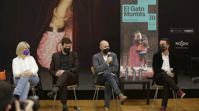 Javier Menéndez, director del Teatro de la Maestranza, presentando junto a los cantantes esta producción.
