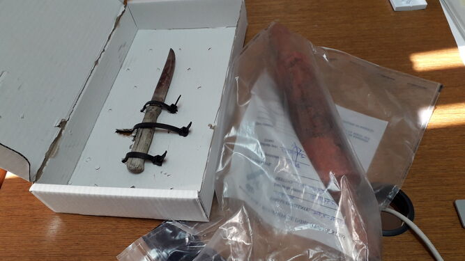 El cuchillo y el rodillo de cocina hallados en la escena del crimen.