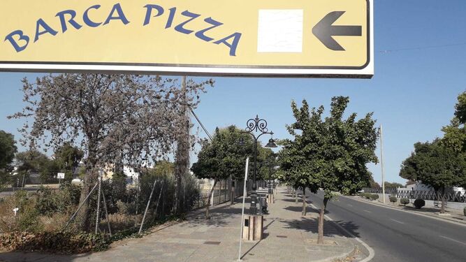 Cartel indicador de la pizzería, en La Barca.