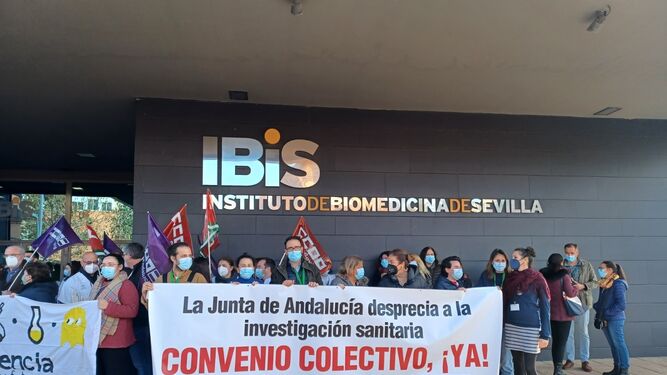 Protesta este miércoles en el Instituto de Biomedicina de Sevilla.