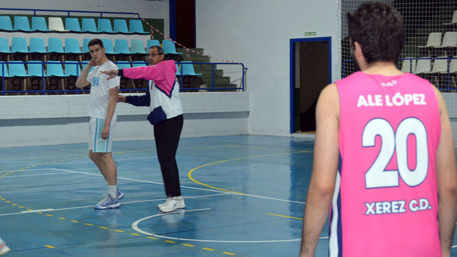 Francisco Gómez da instrucciones a sus jugadores en un entrenamiento.