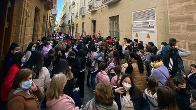 Un momento de la concentración de las AMPAs de Trebujena ante la Delegación Territorial de Educación de la Junta en Cádiz.