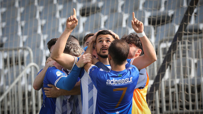 Parra celebra junto a sus compañeros su gol al Castilleja en el Pedro Garrido.