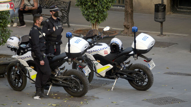 Dos agentes de la Policía Local de Jerez