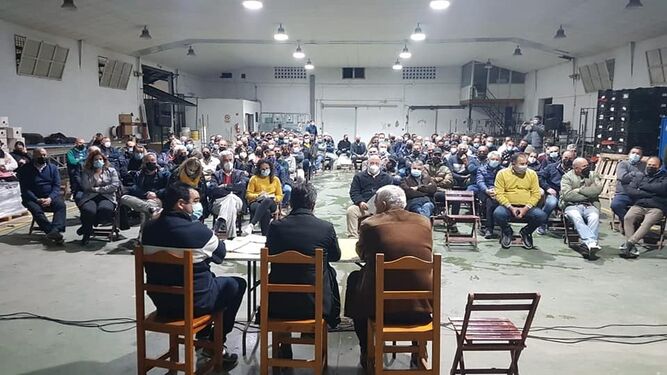 La reunión informativa de la organización agraria COAG se celebró en la cooperativa Sanchiflor de Chipiona.