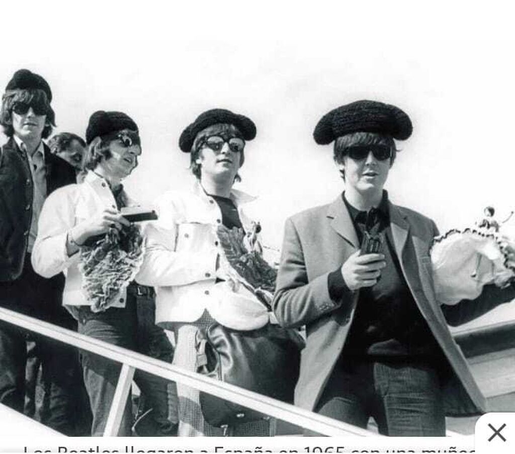 Ic&oacute;nica imagen de los Beatles en su visita a Espa&ntilde;a, con una mu&ntilde;eca Mar&iacute;n en sus manos.