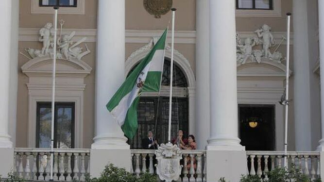 Izado de la bandera de Andalucía en el balcón del Ayuntamiento de Cádiz.