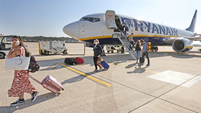Pasajeros de un vuelo de Ryanair en el Aeropuerto de Jerez.