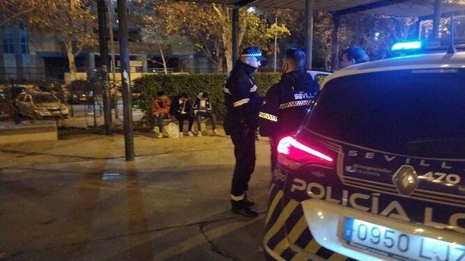 La Policía Local de Sevilla durante una actuación contra la 'botellona'.