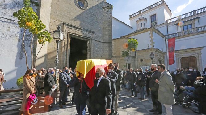 Familiares portan el féretro con los restos de Faustino Rodríguez tras el funeral en la iglesia de Santo Domingo.