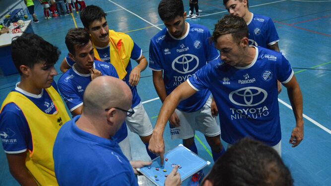 Jesús Azurmendi da instrucciones a sus jugadores en un partido en el Ruiz-Mateos.