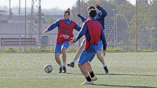 Marcelo conduce el balón en un entrenamiento del equipo en Picadueñas.