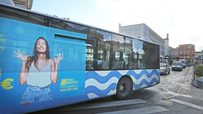 Un autobús municipal circulando por el centro histórico de Jerez
