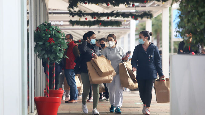 Tres clientes caminando por el centro comercial de Luz Shopping