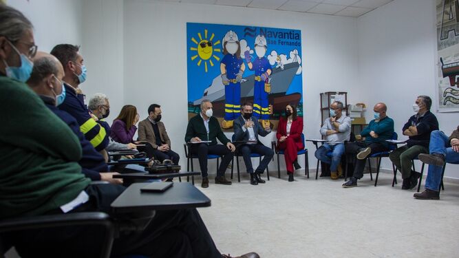 Juan Espadas en un encuentro con el comité de empresa de Navantia