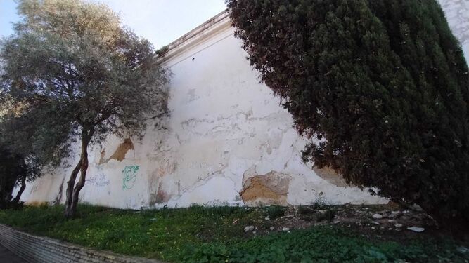 Muro trasero del cementerio, cuyo mal estado de conservación reclama también la Federación de AA.VV Isla de León.